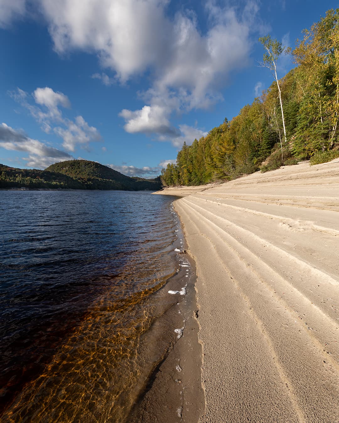 Contour lines of a sandy riverbank on the Montreal River